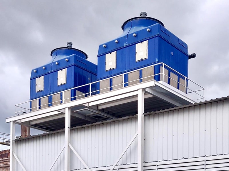 Torres de enfriamiento industriales azules en azotea, instalación en Chile