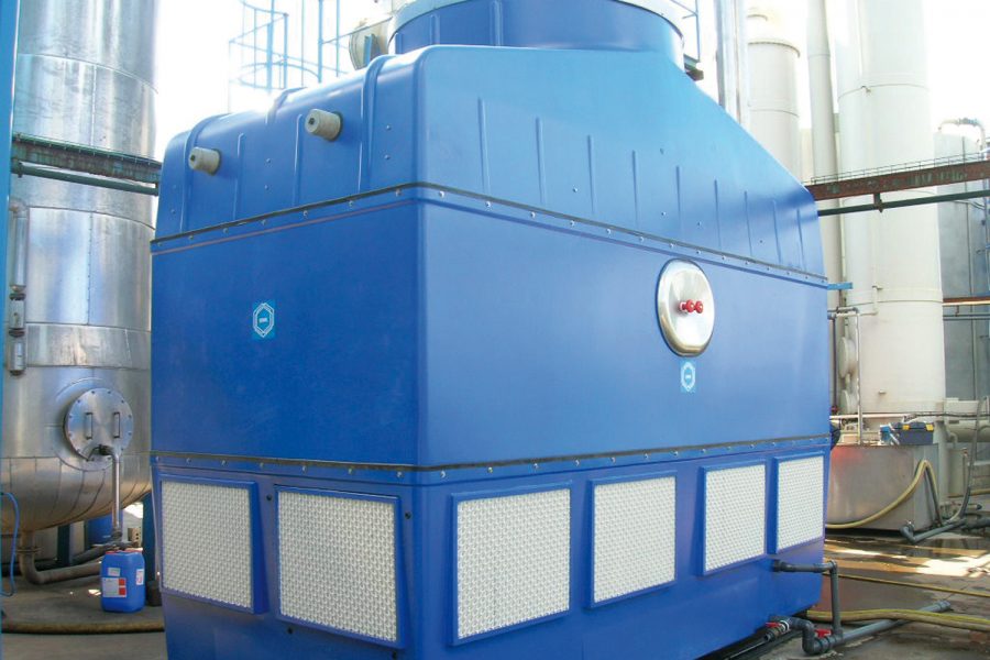 Torre de enfriamiento compacta azul, close-up componentes industriales