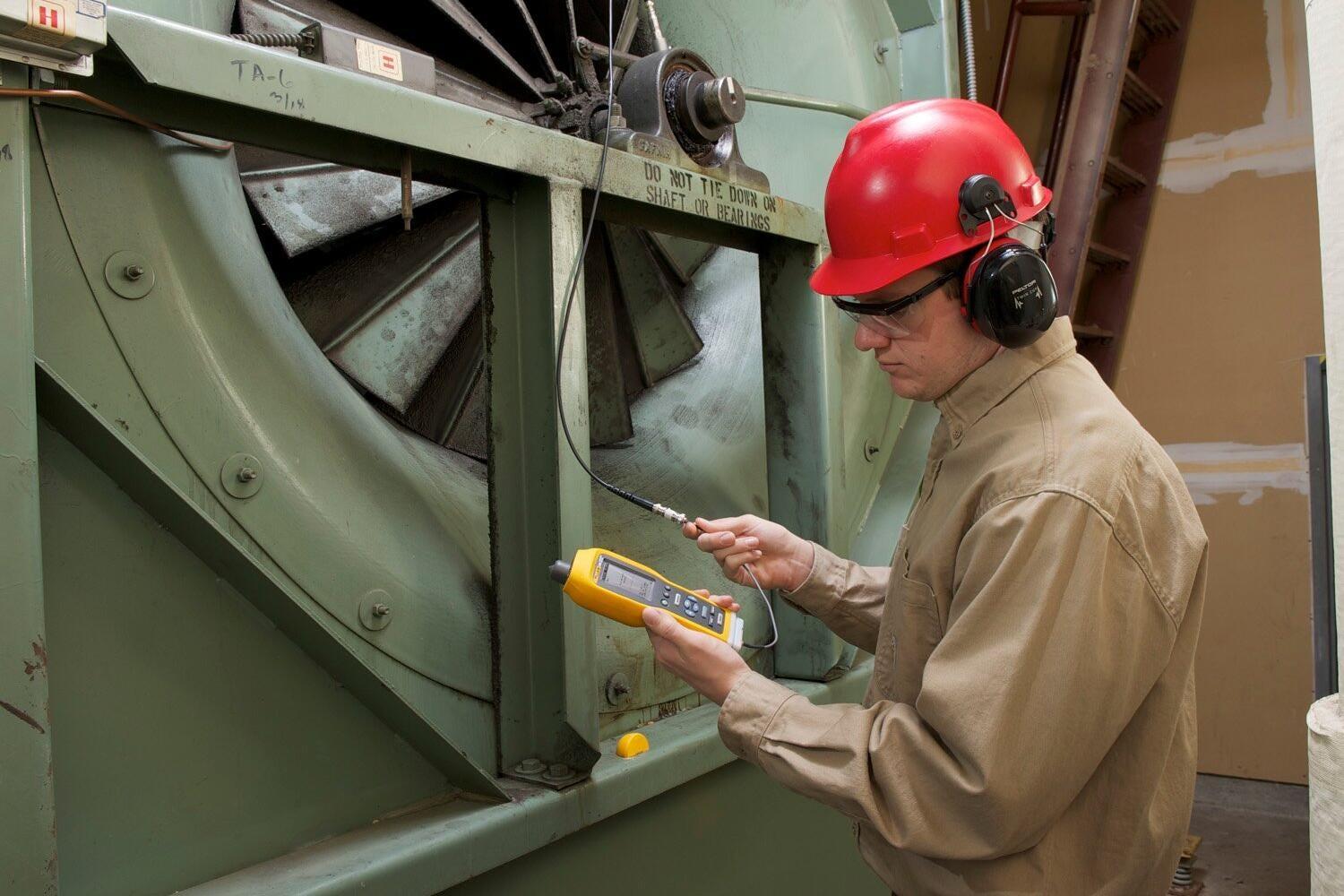Análisis de vibraciones en torre industrial